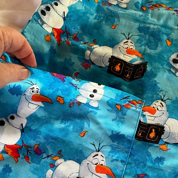 Scrub top with Frozens Olaf! Frozen brand ! 3 X-LARGE - Picture 4 of 5